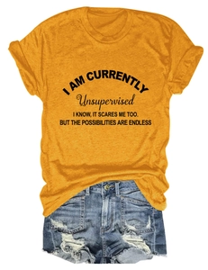 Piatto del t-shirt giallo senape con slogan nero e pantaloncini in denim strappati