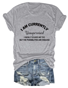 Dettaglio della maglietta girocollo grigio chiaro con slogan nero e pantaloncini
