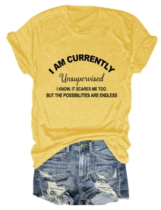 T-shirt in cotone giallo con scritta nera abbinata a pantaloncini di jeans strappati