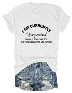 Posa piatta di maglietta in cotone bianco con slogan nero e pantaloncini di jeans