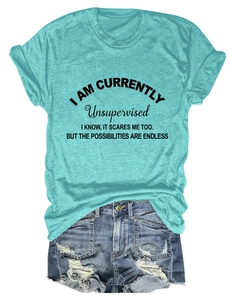 T-shirt girocollo azzurro ciano con scritte e pantaloncini in denim strappati