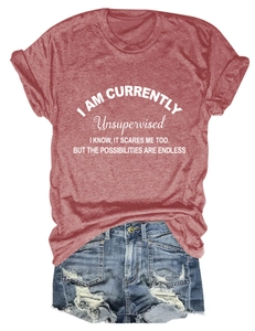 Dettaglio del tessuto della t-shirt bordeaux e dei pantaloncini di jeans strappati da donna