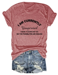 Vista piatta di t-shirt grigia con slogan e pantaloncini di jeans blu strappati