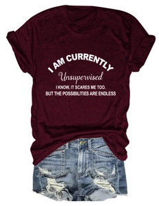 T-shirt bordeaux con slogan bianco abbinata a pantaloncini di jeans blu strappati