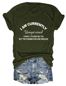 T-shirt girocollo verde militare con scritta bianca abbinata a shorts in jeans strappati