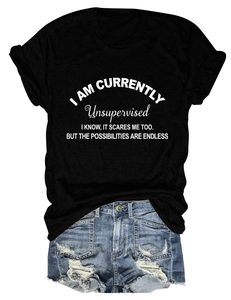 T-shirt in cotone nero con slogan e pantaloncini di jeans blu strappati su sfondo bianco