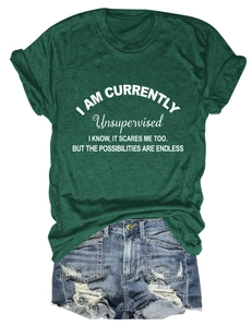 Dettaglio della maglietta girocollo verde scuro con scritte vintage e shorts