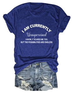 Dettaglio flat lay di t-shirt in cotone blu-viola con slogan e pantaloncini denim distressed