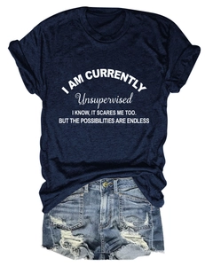 Dettaglio di t-shirt casual blu navy con stampa e pantaloncini in denim strappati