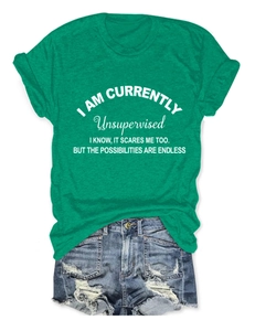 T-shirt verde girocollo con scritta e pantaloncini in denim strappati su sfondo bianco