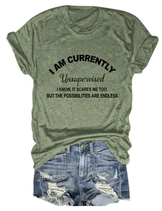 Flat lay di una t-shirt girocollo verde militare con testo e pantaloncini in denim