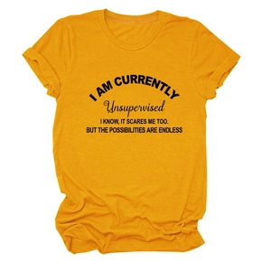 Dettaglio del tessuto in cotone giallo zenzero della t-shirt con stampa I Am Currently Unsupervised