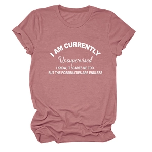 Dettaglio della t-shirt in cotone rosa con stampa scritta bianca e girocollo casual