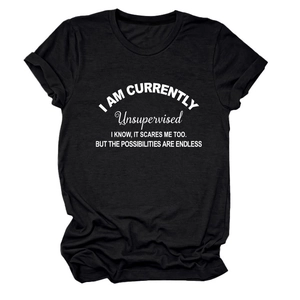 Dettaglio della stampa con slogan divertente e girocollo su questa t-shirt nera casual