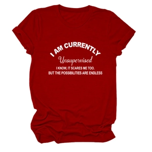 T-shirt rossa a girocollo con scritta I AM CURRENTLY bianca e dettaglio maniche piegate