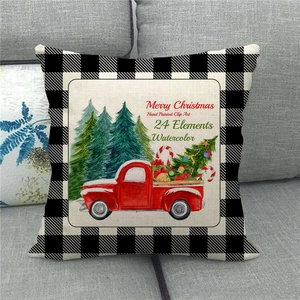 Dettaglio copricuscino in lino con camion rosso e alberi di Natale decorativi