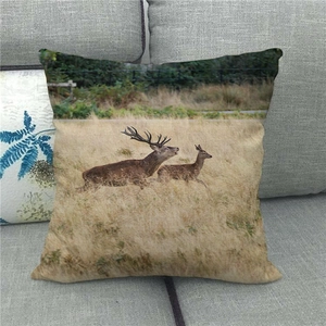 Détail du motif réaliste de wapiti sauvage sur la texture en lin de la housse de coussin
