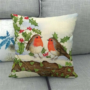 Housse de coussin en lin avec oiseaux rouges de Noël sur des branches enneigées