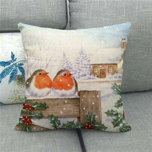 Détail de l'aquarelle de rouge-gorge sur housse de coussin en lin avec scène de cabane