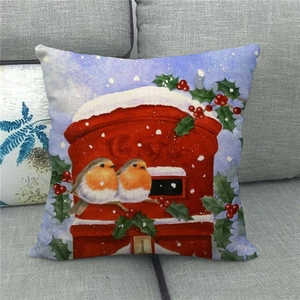 Détail d'une housse de coussin en lin avec motif hivernal de rouge-gorge et boîte aux lettres