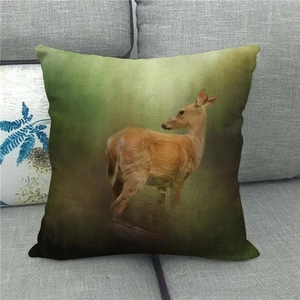 Détail de la taie d'oreiller en lin avec imprimé artistique de cerf et de forêt sauvage