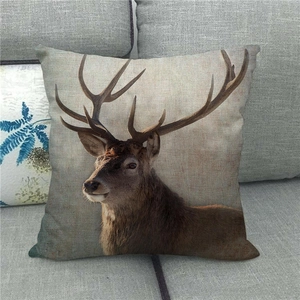 Détail de la housse de coussin en lin avec motif cerf et texture du tissu