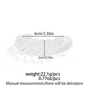 Macro del bracciale ritorto in acrilico trasparente, diametro 6 cm e larghezza 2 cm