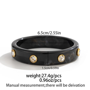 Specifiche dettagliate del bracciale in resina nera con strass dal bordo dorato