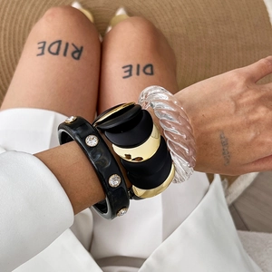Set di bracciali rigidi neri e oro con strass e resina dalla trama a spirale intrecciata