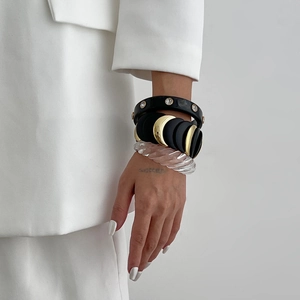 Set di bracciali irregolari con strass neri e bracciale a spirale in resina chiara