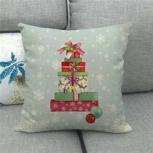 Housse de coussin en lin de Noël avec motif sapin de cadeaux sur canapé gris