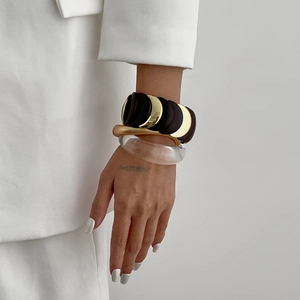 Chic irregular geometric layered bracelets set with gold metal and clear resin