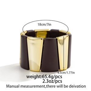 Détail d'un bracelet élastique de 18cm avec des maillons marron mat et métal doré poli