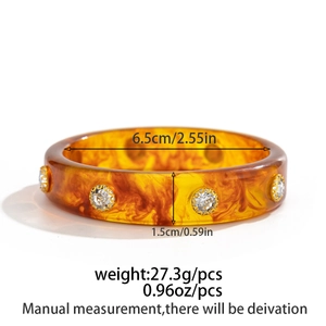 Détail d'un bracelet en résine motif tigre avec cristaux, diamètre intérieur de 6,5 cm