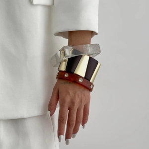 Ensemble de trois bracelets superposés en acrylique et résine ambrée pour femme