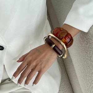 Chic unisex elastic stacked bracelets with amber resin and gold finish irregular design