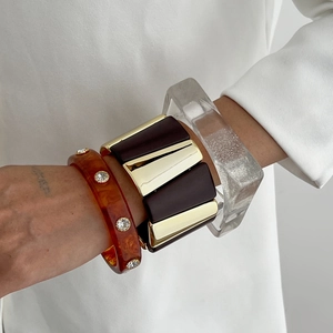 Lot de trois bracelets larges élégants en résine ambrée, noir et or, et acrylique transparent