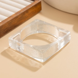 Vue détaillée d'un bracelet carré en résine transparente avec paillettes argentées