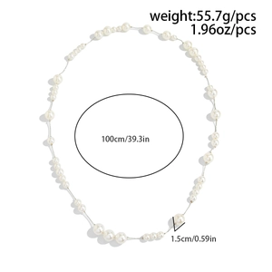 Detail van de parelketting met een lengte van 100cm en pareldiameter van 1,5cm
