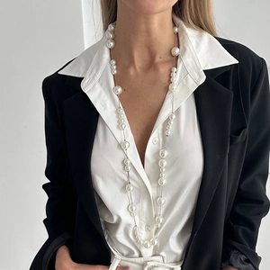 Elegante gelaagde parelketting voor dames met witte kralen en een stijlvolle lange zilveren ketting