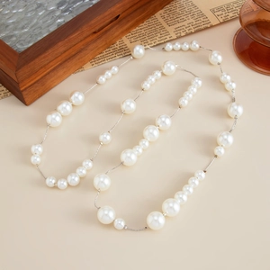 Elegante lange barokke parelketting met geometrische kralen in vintage setting