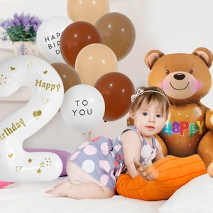 Bruine beer verjaardag ballonset met witte Happy Birthday stickers voor feest decor