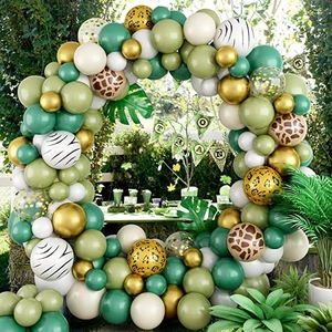 Détail d'une guirlande de ballons animaux de la forêt avec tons verts et motifs jungle