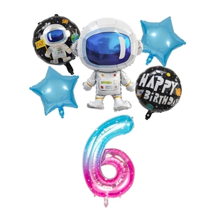 Detalle macro de globos temáticos espacio con astronauta 3D y número 6 degradado fiesta