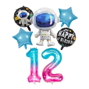 Detalle del set de globos astronauta con números 12 degradado azul rosa y estrellas