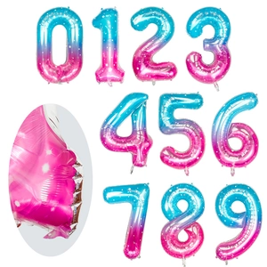 Détail macro de ballons en aluminium brillant avec dégradé bleu et rose pour anniversaire