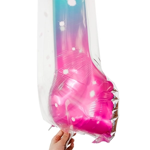 Détail d'un ballon en aluminium à dégradé bleu-rose avec motifs d'étoiles et éclat brillant