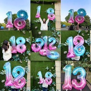 Globos de números con degradado colorido en azul y violeta para fiesta de cumpleaños