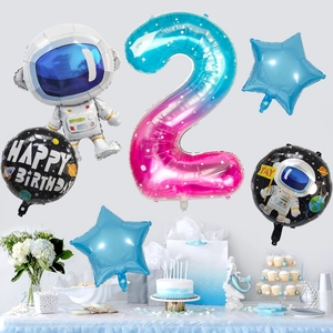 Set de globos de astronauta con número dos degradado y decoración temática espacial