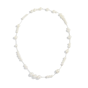 Elegante lange trui ketting met gelaagde witte parels en fijne zilveren metalen ketting